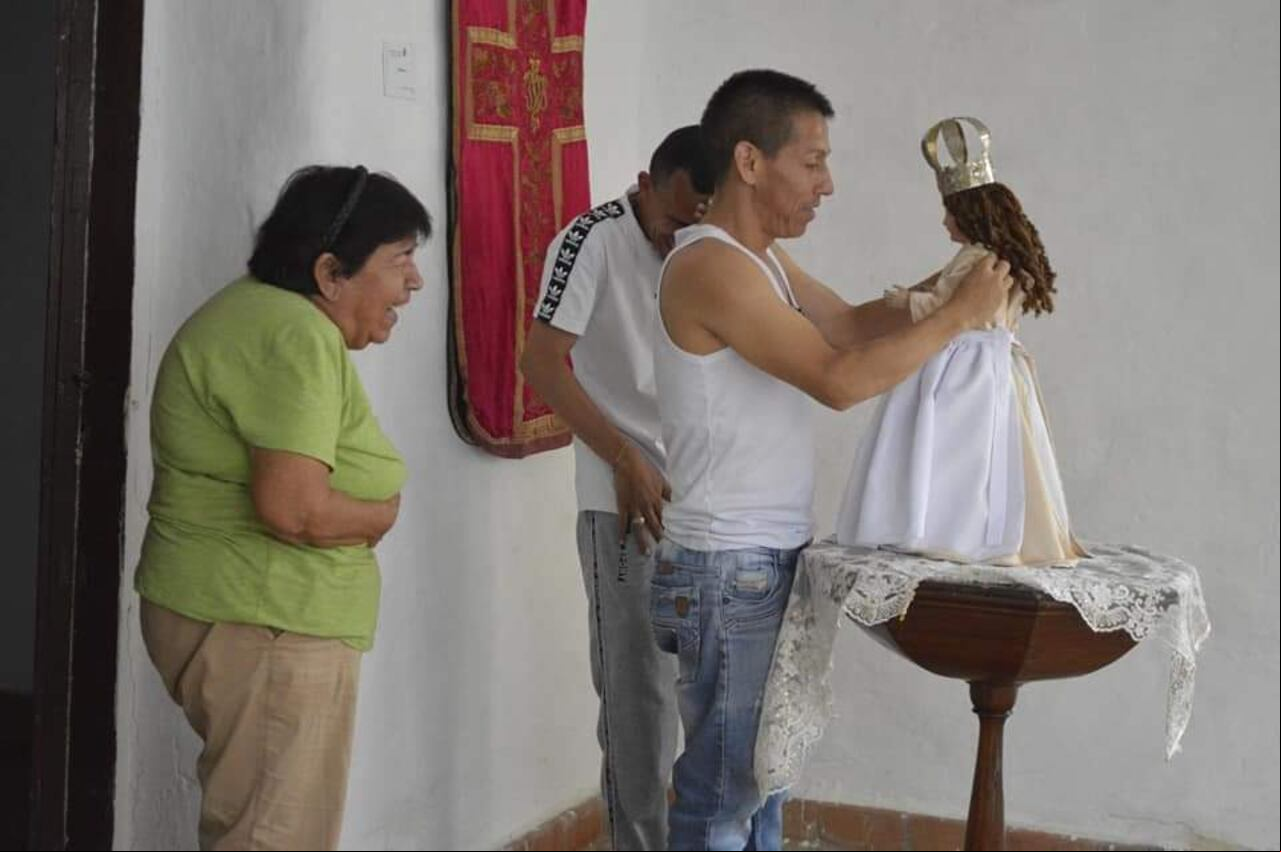 Diego Fernando Benavides participa en la organización de la exposición para la fiesta de la Niña María de Caloto, espacio religioso muy visitado por los turistas.