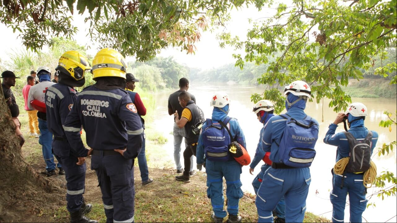 Organismos de socorro están en las acciones de búsqueda y rescate en el río Cauca.