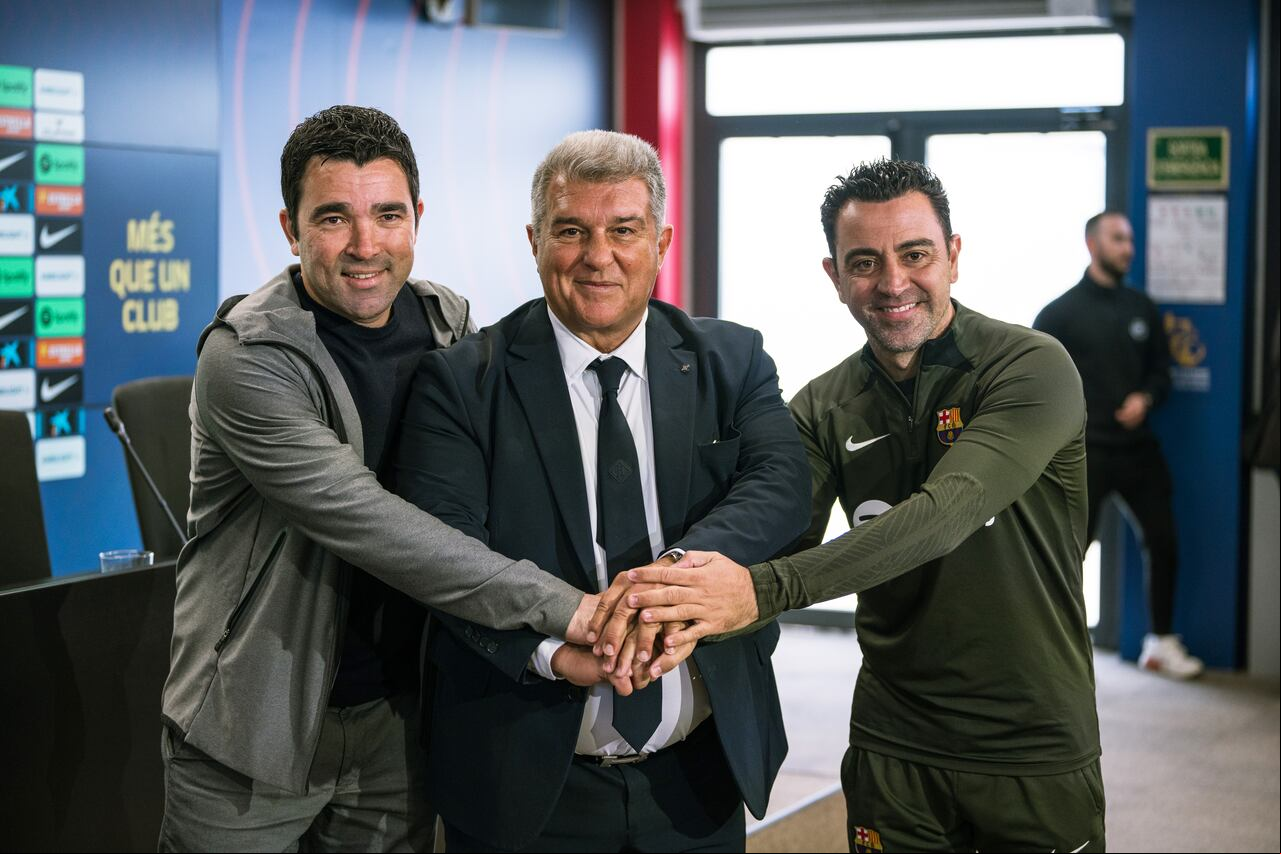 Deco (izq.) y Xavi (der.) por ellos dos pasaría la decisión sobre la llegada de Luis Díaz al Barcelona.