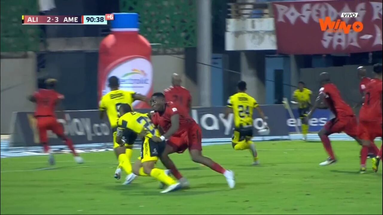 Esta fue la jugada polémica que reclamaron los jugadas de Alianza Petrolera como penal.
