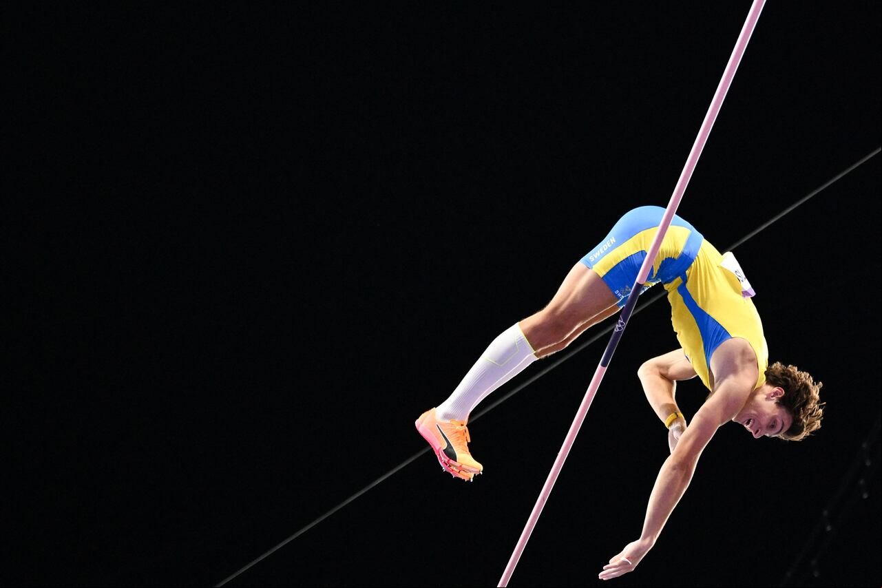 El sueco Armand Duplantis ganó medalla de oro con récord olímpico en París 2024.