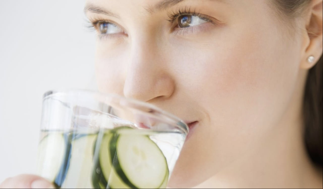 Beber agua con pepino trae grandes beneficios al organismo y ayudará a no retener líquidos