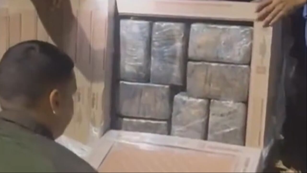 Los 800 kilogramos de cocaína estaban escondidos entre un cargamento de cerámica, el cual era movilizado sobre la vía que comunica Cali con Tuluán.