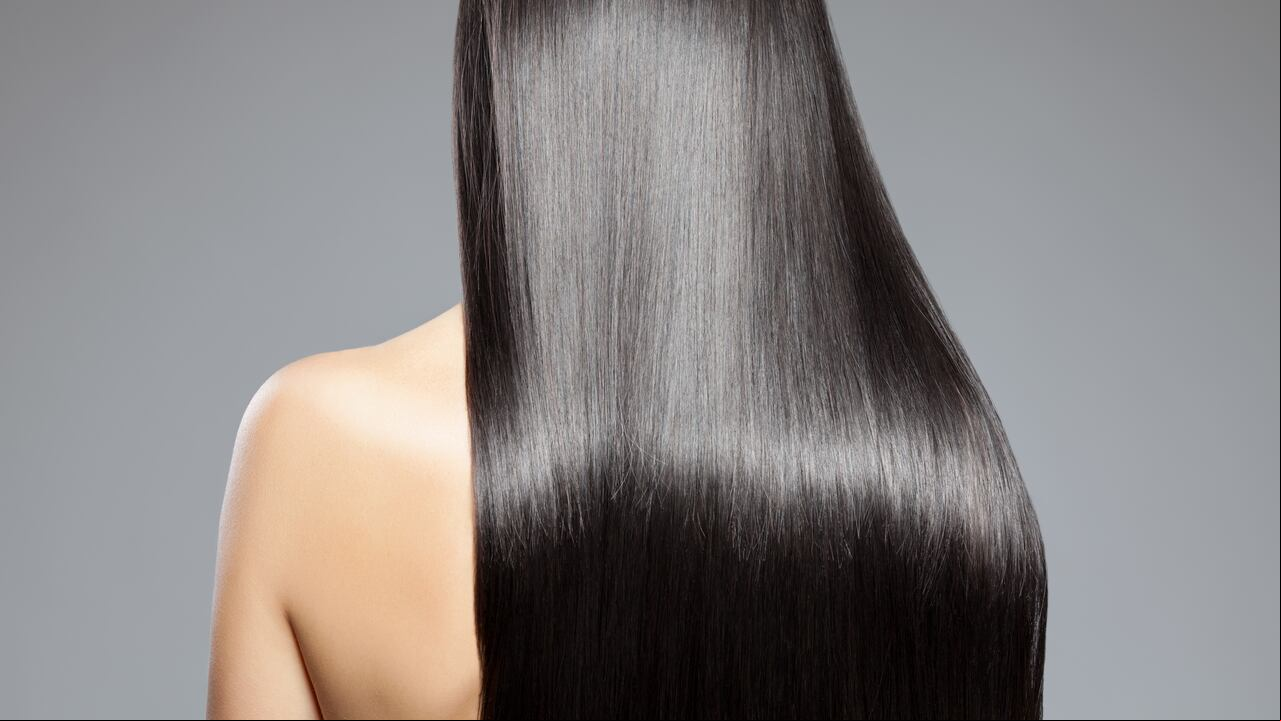 El calor extremo puede eliminar la humedad natural del cabello, dejándolo seco y quebradizo.