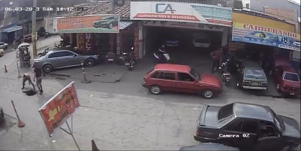 Ciudadanos salen de las alcantarillas en el barrio Obrero