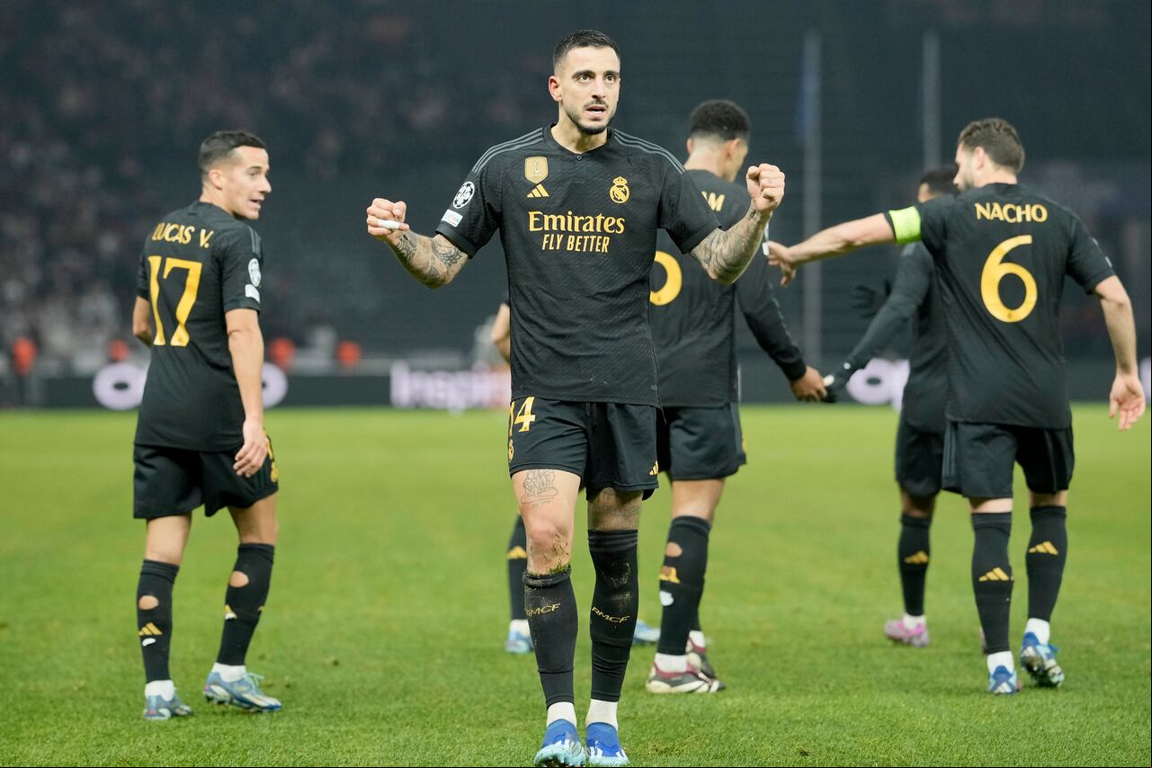 Joselu del Real Madrid celebra tras anotar el segundo gol en la victoria 3-2 ante el Unión de Berlín en la Liga de Campeones, el martes 12 de diciembre de 2023. (AP Foto/Markus Schreiber)