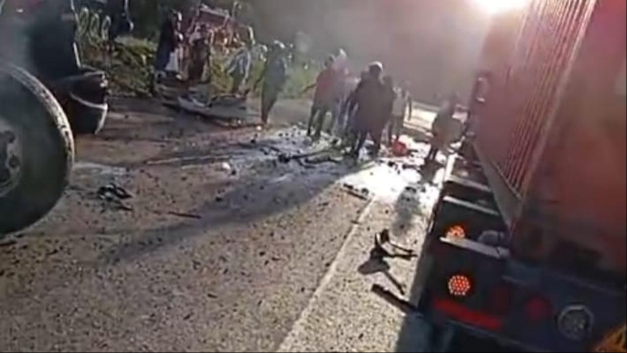 Aparatoso accidente en la vía Mediacanoa - Buga, entre un vehículo recolector de basura y una tractomula.