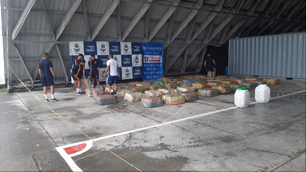 Dos operaciones de la Armada permitieron la incautación de cerca de tres toneladas de marihuana.