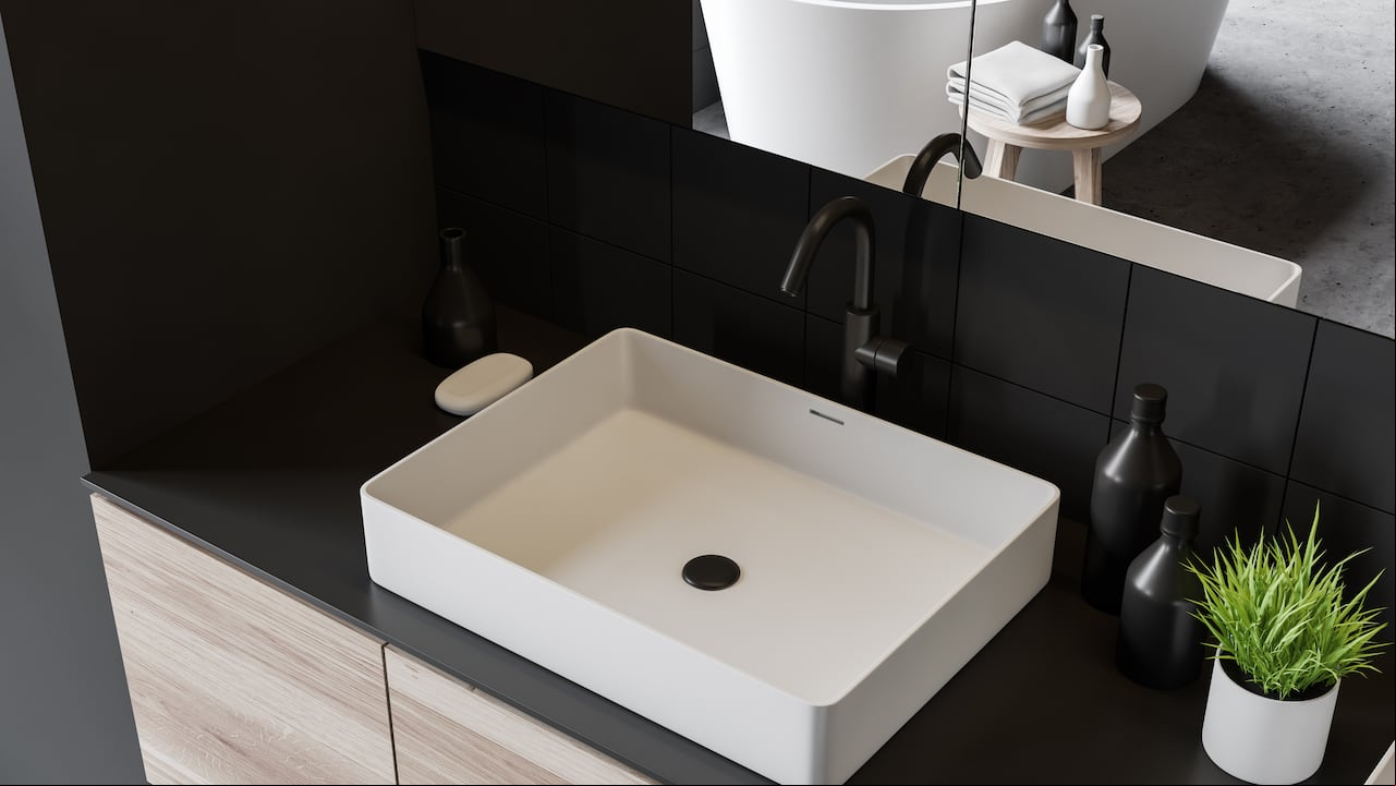 Vista superior del lavabo del baño sobre una encimera de madera en una habitación moderna con paredes de azulejos grises y grandes espejos. representación 3d