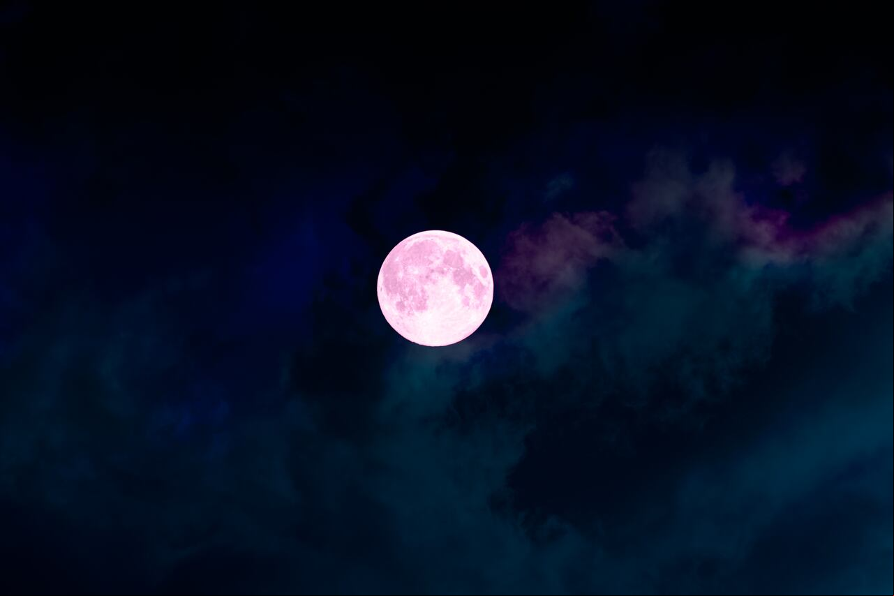 Con la llegada inminente de la Luna Rosa 2024, la comunidad astronómica aguarda con entusiasmo su fecha de aparición y profundiza en su significado cultural y emocional.