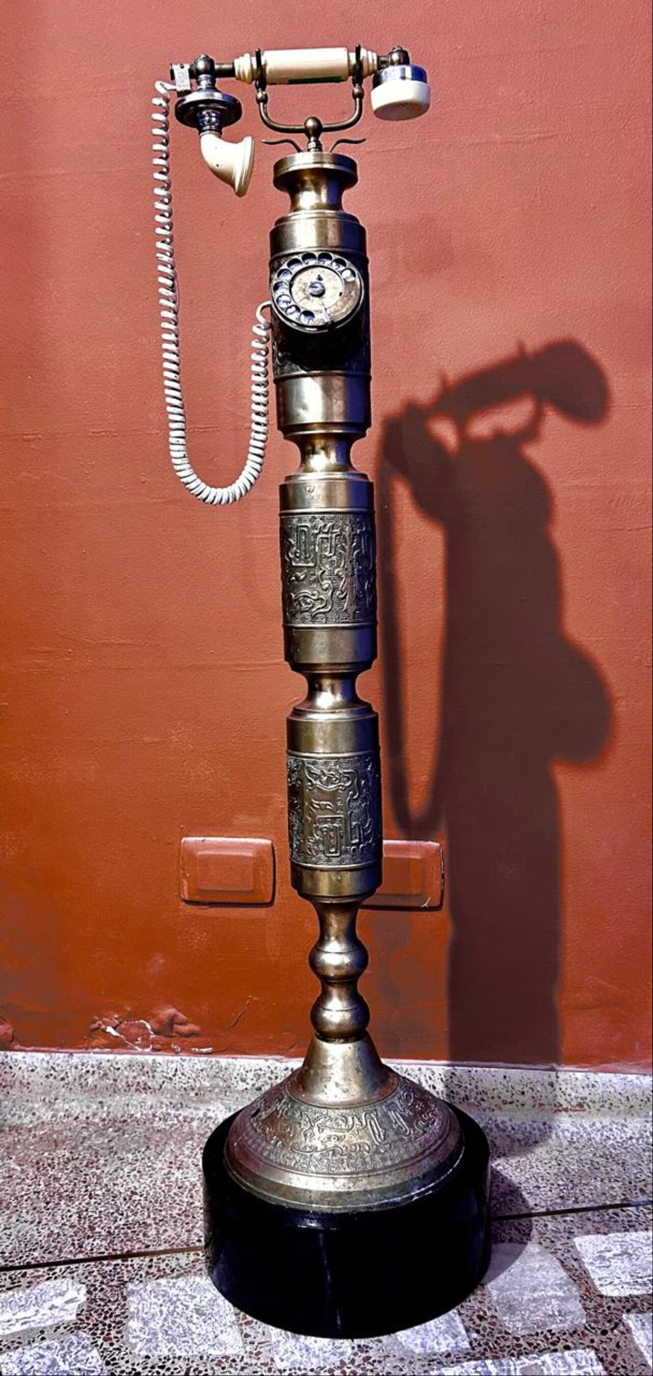 Teléfono de pedestal adquirido por el Museo CALIWOOD en el Mercado de las Pulgas de la Calle 16.