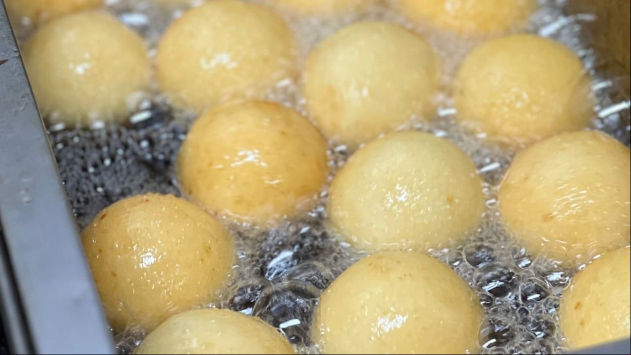 El Acueducto de Bogotá pidió a las personas no arrojar al sifón ni alcantarillas el aceite con el que se hacen los buñuelos.