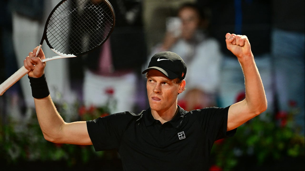 El italiano Jannik Sinner celebra su victoria durante su partido de semifinales individual masculino.