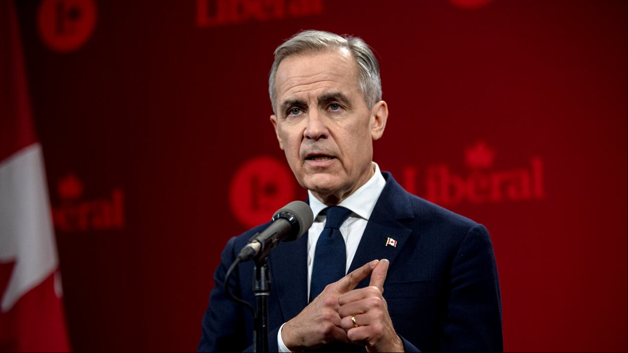 Mark Carney, exgobernador del Banco de Canadá, habla durante una conferencia de prensa después de la segunda noche de debate en la carrera por el liderazgo del Partido Liberal federal para reemplazar al primer ministro canadiense Justin Trudeau en los estudios MELS en Montreal, Canadá, el 25 de febrero de 2025. (Foto de ANDREJ IVANOV / AFP)