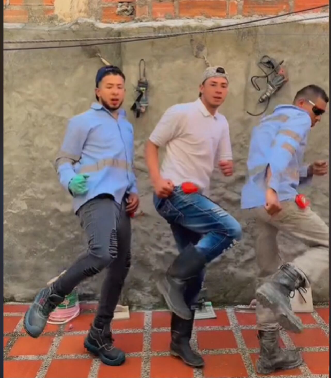 Trabajadores bailaron al ritmo de El Jefe de Shakira y fueron despedidos de su cargo.