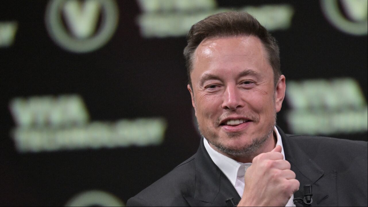 Musk sorprende al anunciar xAI, una empresa que podría representar un desafío para el dominio de ChatGPT en el mercado.