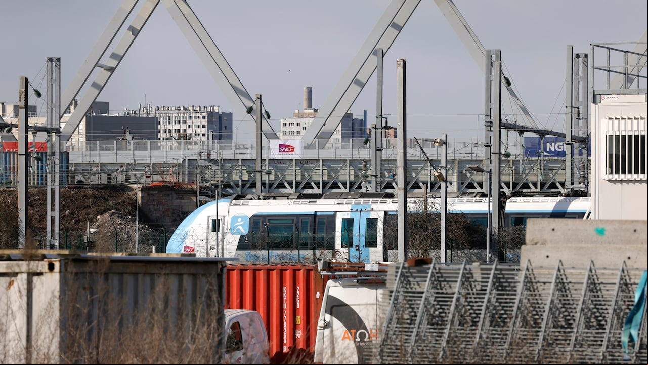 Tren detenido cerca a la Estación del Norte, en París, Francia.