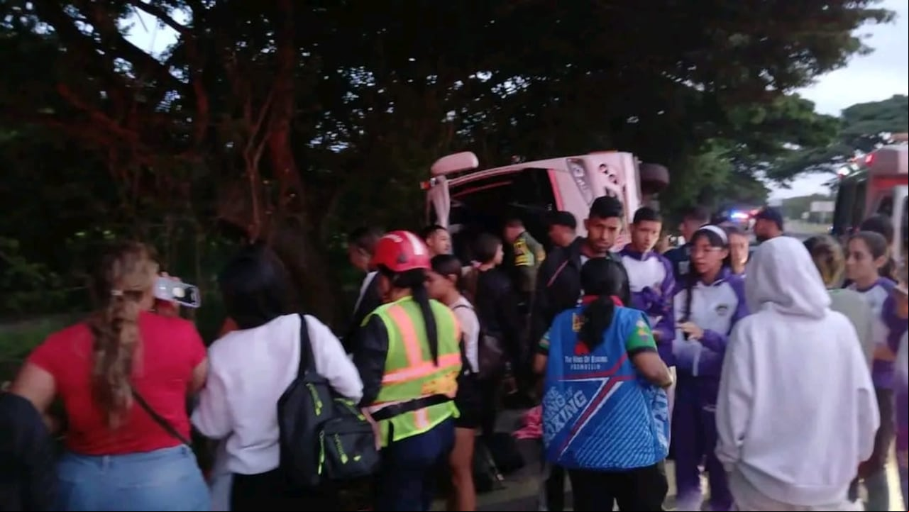 La emergencia vial se presentó en la vía Zarzal - La Victoria, en el sector conocido como Piedras Gordas, a las 4:50 de la mañana. Foto: Redes Sociales / El País.