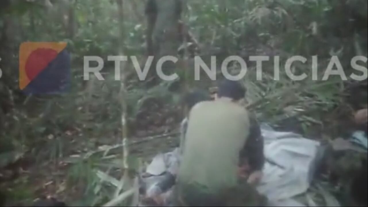 El momento exacto en que la Guardia Indígena rescató a los niños perdidos en la selva.