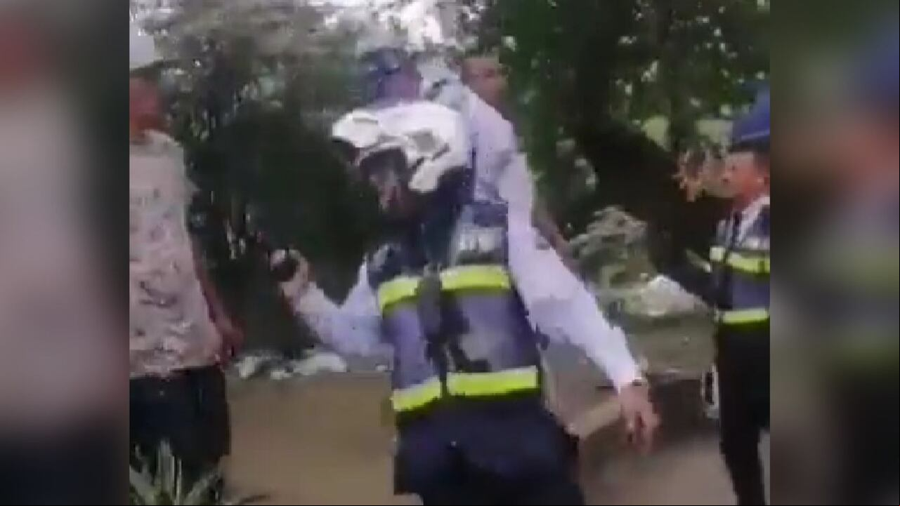 El guarda sacó su arma y se la enseñó al sujeto que lo amenazó con un machete.