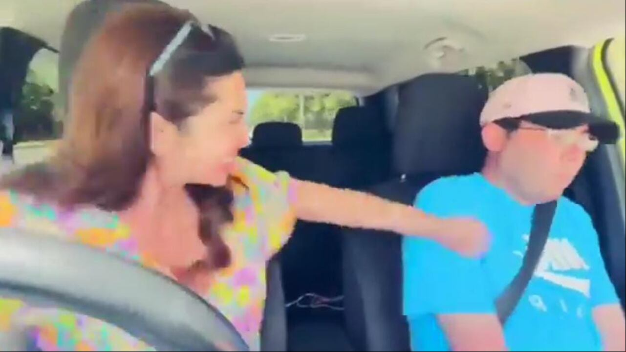 Este fue el momento en el que la mujer agredió a su acompañante.
