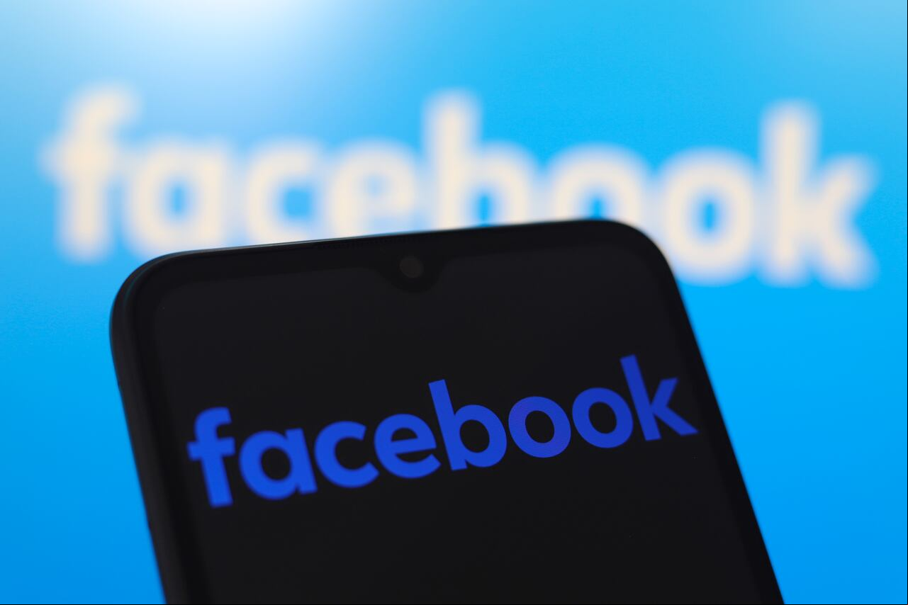 El debe asegurarse de que el correo provenga de una dirección oficial de Facebook.