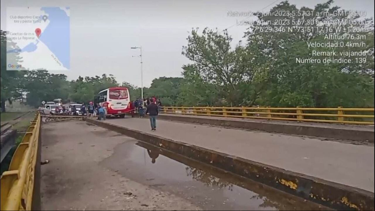 La comunidad protesta por esta situación y bloquea la vía.