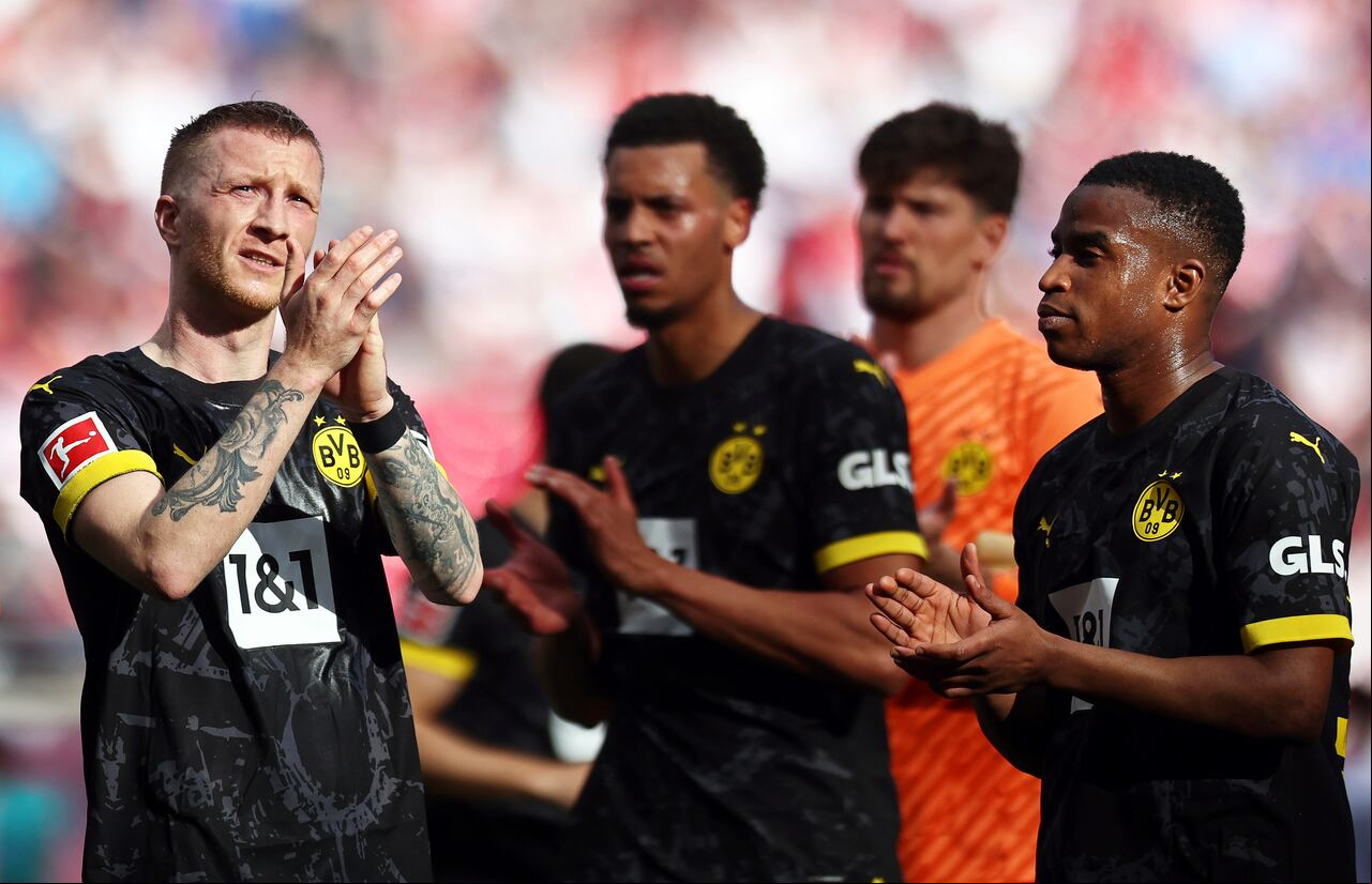 De izquierda a derecha, los jugadores del Dortmund Marco Reus, Felix Nmecha, Gregor Kobel y Youssoufa Moukoko aplauden después del partido de fútbol de la Bundesliga alemana entre RB Leipzig y Borussia Dortmund en Leipzig, Alemania, el sábado 27 de abril de 2024. (Jan Woitas/dpa vía AP)