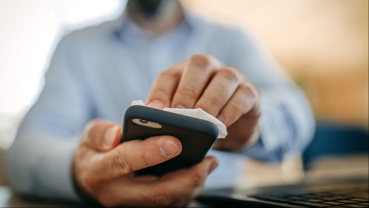 Aquí encontrará consejos sobre cómo limpiar correctamente la pantalla del celular.