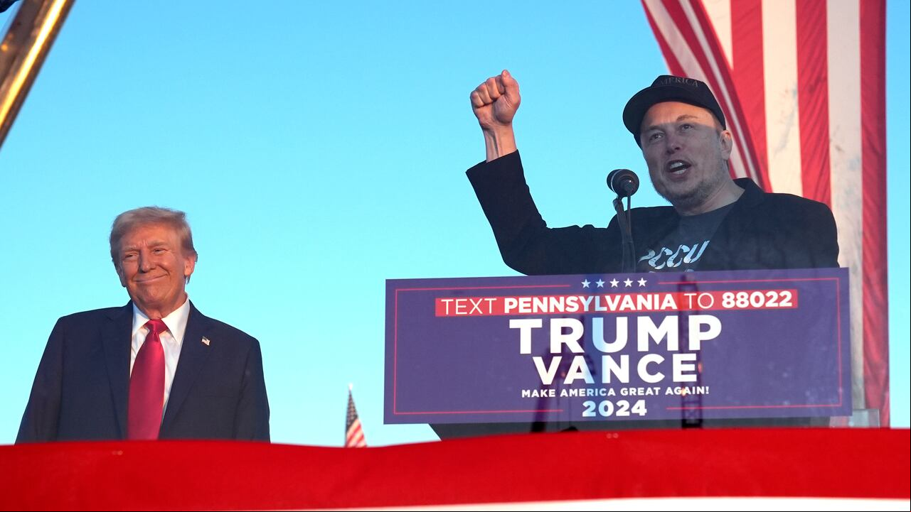 El director ejecutivo de Tesla y SpaceX, Elon Musk, habla mientras el candidato presidencial republicano, el expresidente Donald Trump, escucha en un evento de campaña en el Butler Farm Show, el sábado 5 de octubre de 2024, en Butler, Pensilvania (Foto AP/Alex Brandon).