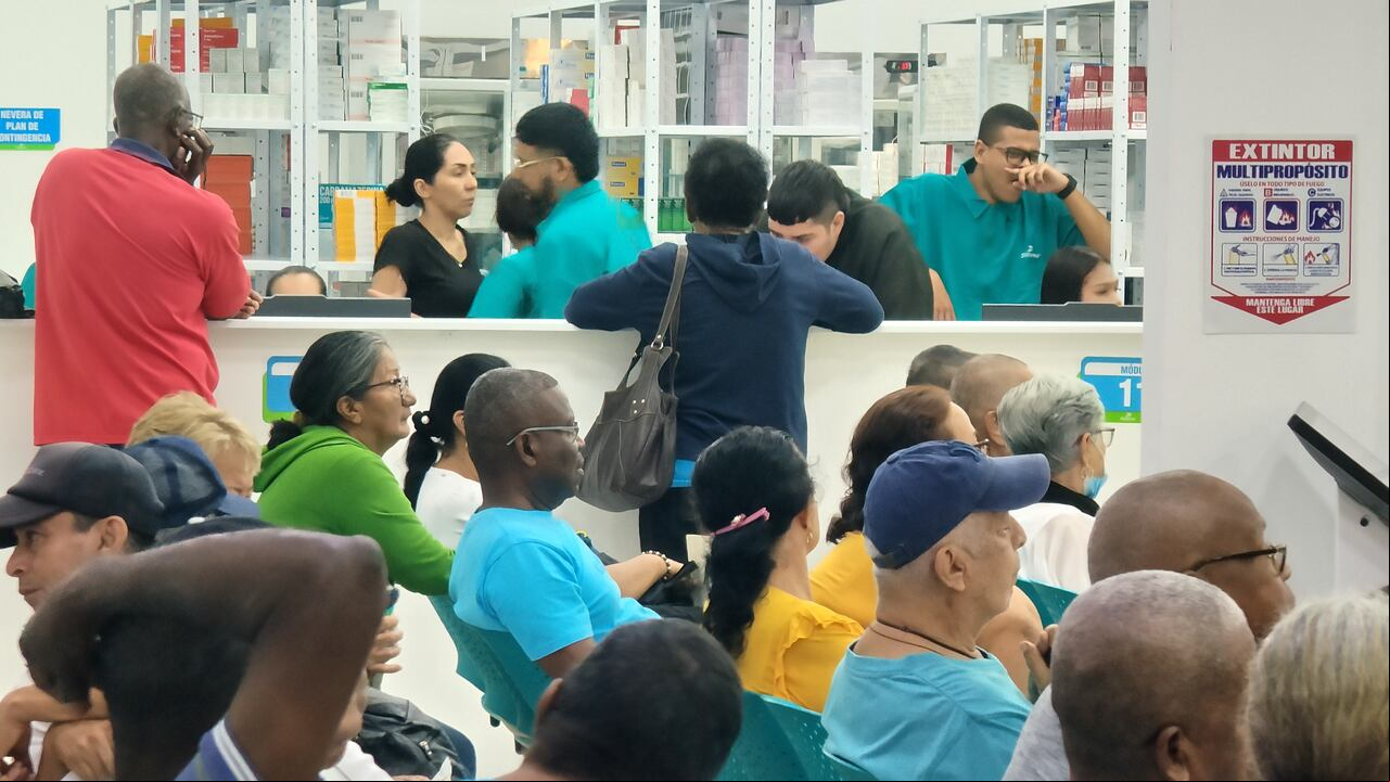 Los problemas para la entrega de medicamentos del nuevo distribuidor Disfarma de la Nueva EPS. Foto Jorge Orozco.