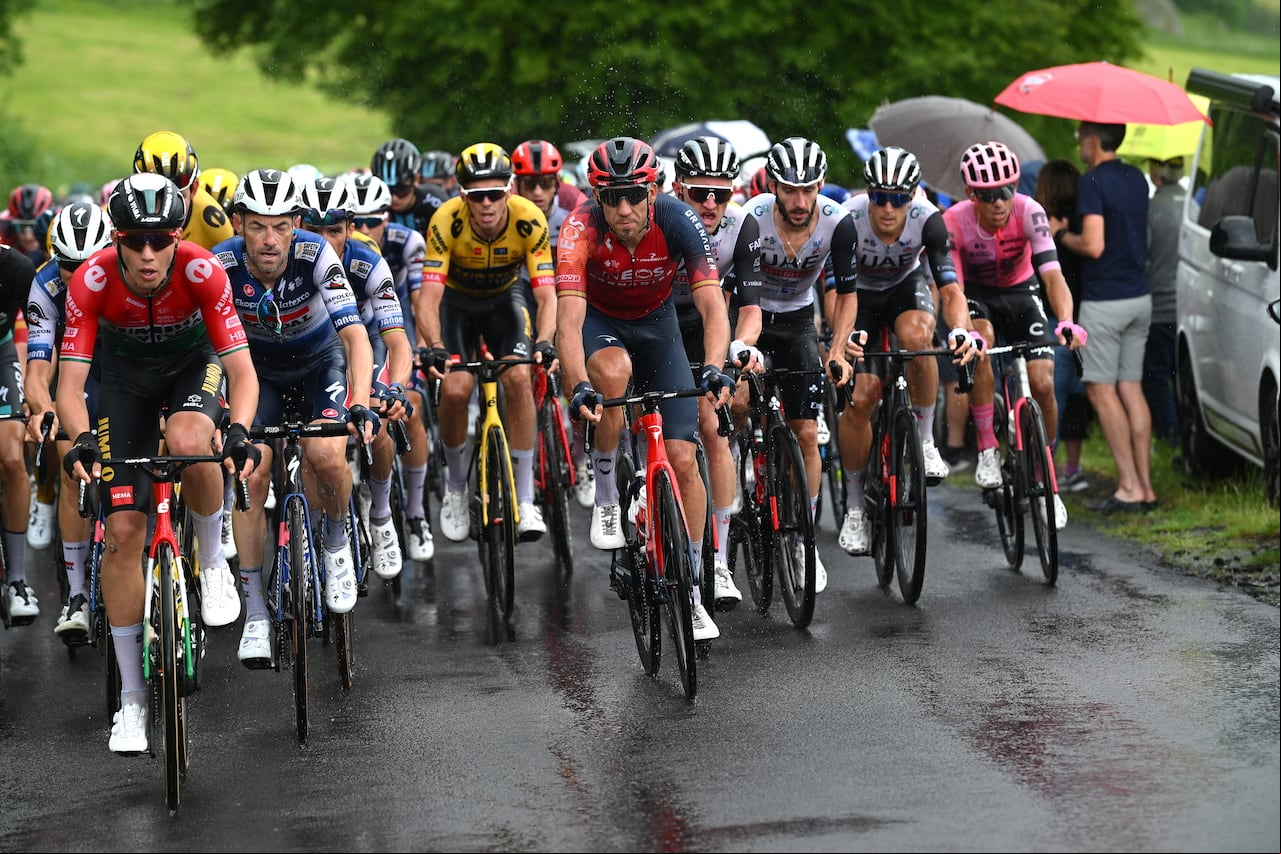 Attila Valter de Hungría y Team Jumbo-Visma, Dries Devenyns de Bélgica, Julian Alaphilippe de Francia y Team Soudal - Quick Step, Omar Fraile de España y Team INEOS Grenadiers y Mikkel Bjerg de Dinamarca y UAE Team Emirates compiten durante el 75° Criterium du Dauphine 2023, Etapa 1 una etapa de 158 km de Chambon-sur-Lac a Chambon-sur-Lac.
