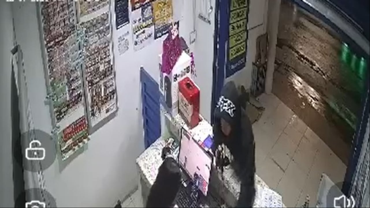 Alias Yembe fue acusado de ejecutar este asalto, donde se apoderó de dinero en efectivo y un teléfono celular, hecho delictivo que quedó registrado en el vídeo de cámara de seguridad del local.
