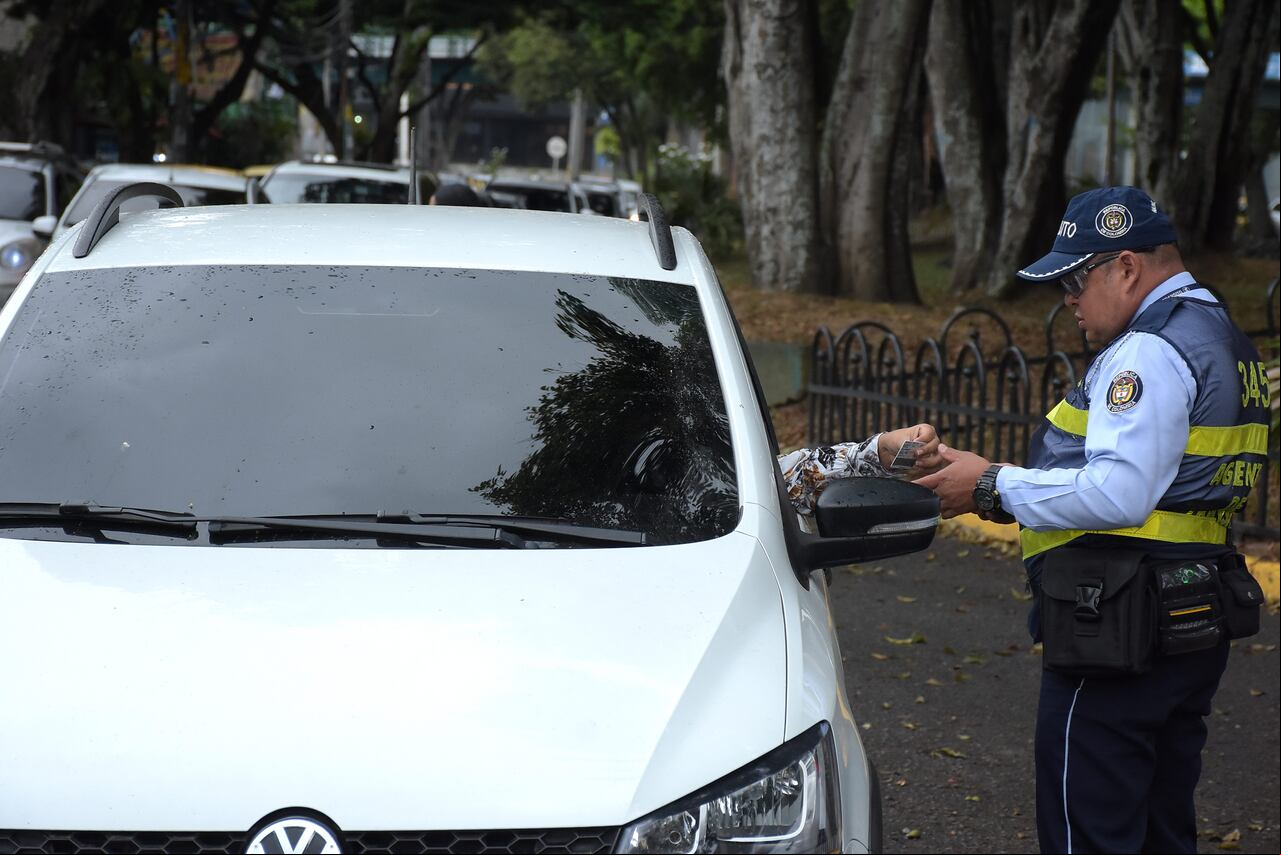 La Secretaría de Movilidad llevó a cabo operativos de control de Pico y Placa en la Avenida Sexta, Con el fin de mejorar los problemas de movilidad que atraviesa la ciudad.