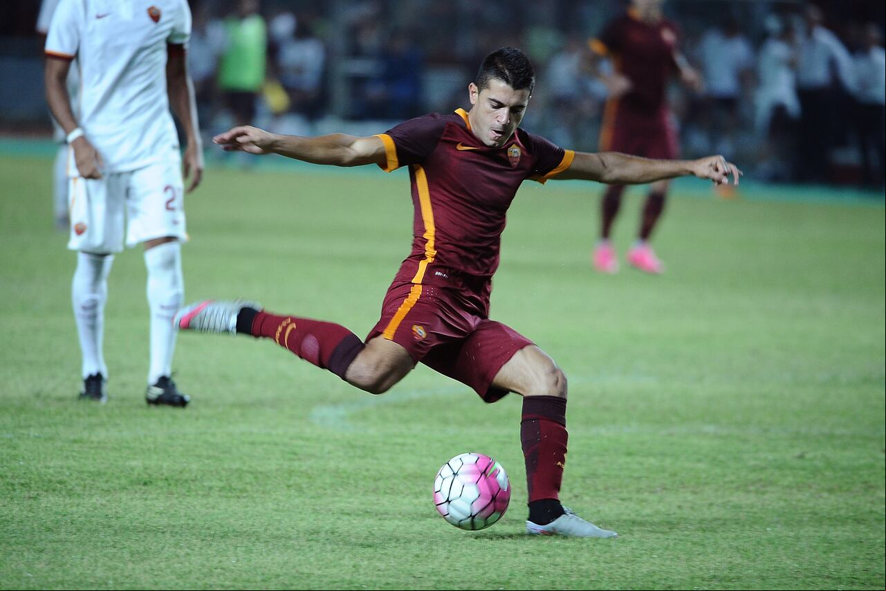 Iago Falque con los colores de la Roma.