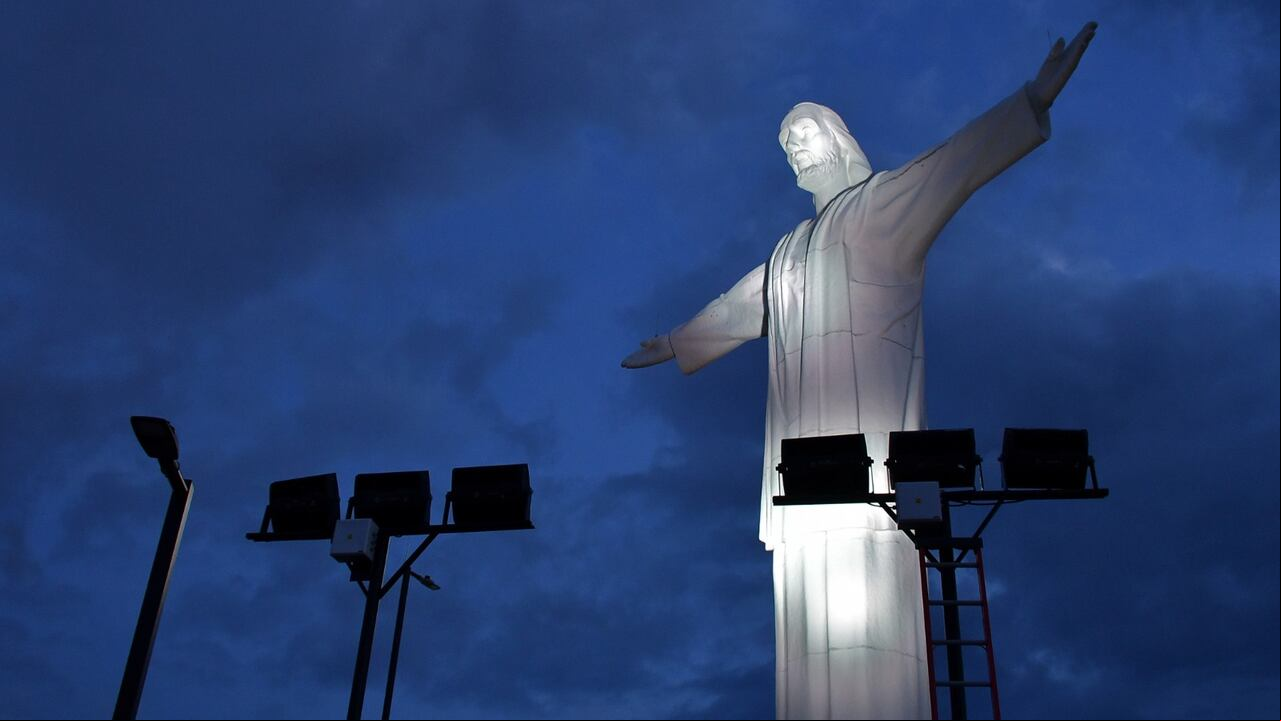 Las luminarias instaladas cuentan con nueva tecnología que ofrece una amplia gama de colores desde amarillo hasta oro intenso y combina canales que permiten luces cálidas, neutras y frías.