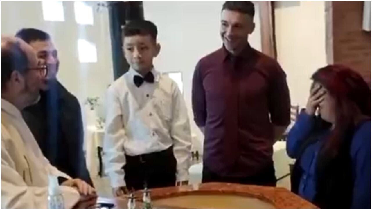 Un video se viralizó en redes sociales, después de que un niño afirmara que no quería ser un cristiano, sino Messi, en medio de su bautizo.
