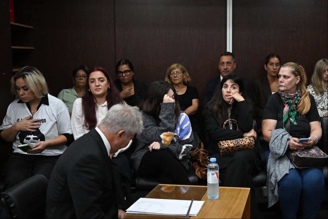Veronica Ojeda, expareja del exfutbolsita junto a las hijas del astro, Jana Maradona, Dalma Maradona y Giannina Maradona, en el juicio por la muerte del argentino.