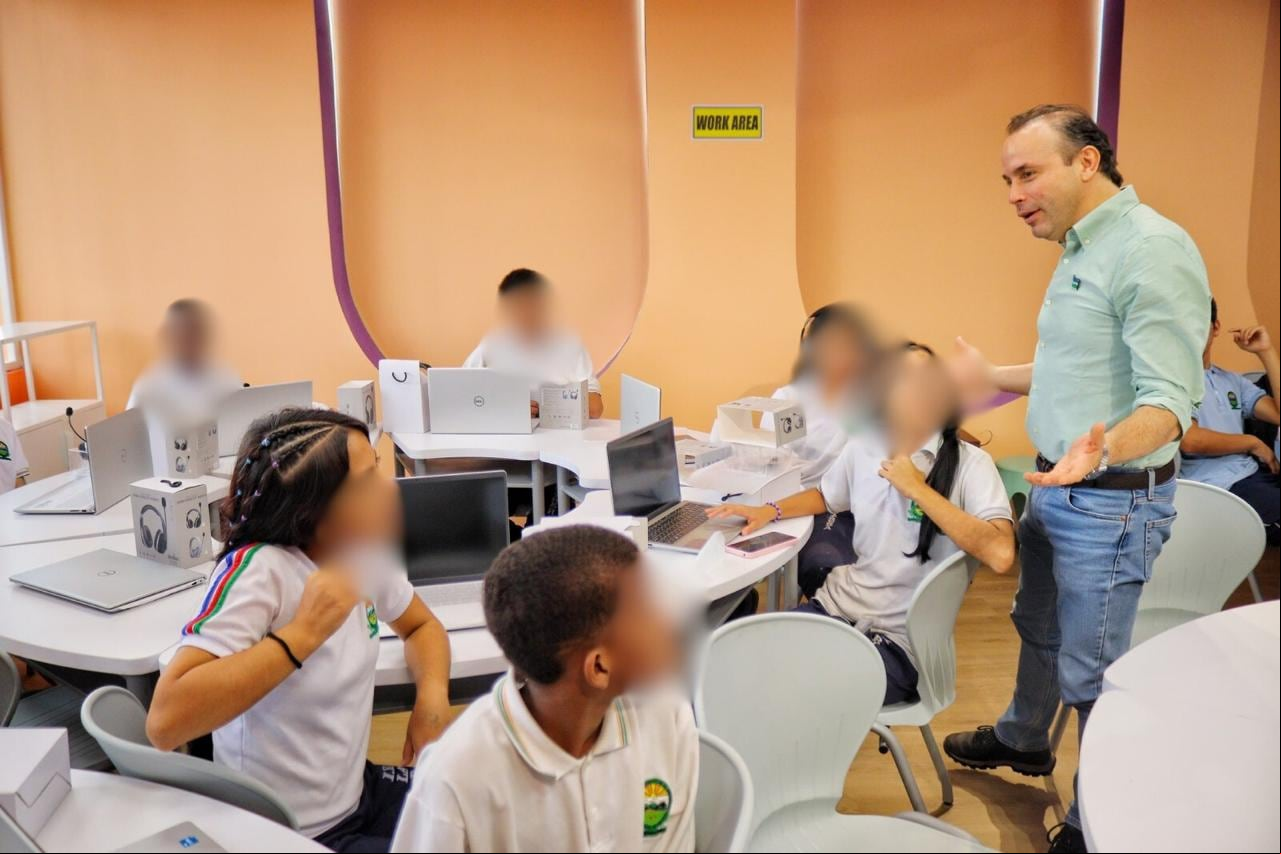 La Institución Educativa La Buitrera en su sede San Gabriel inauguró la primera sala de bilingüismo de la zona rural. |Foto: Alcaldía de Cali