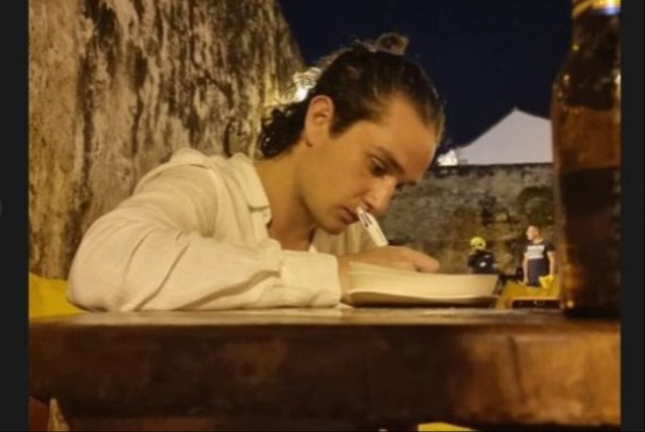 Arnau Martin es un joven español y es el novio de Sofía Petro.