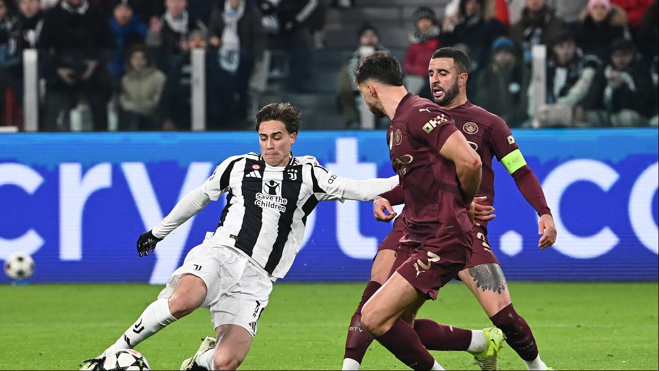 El delantero turco de la Juventus #10 Kenan Yildiz (L) dispara hacia la portería durante la Liga de Campeones de la UEFA.