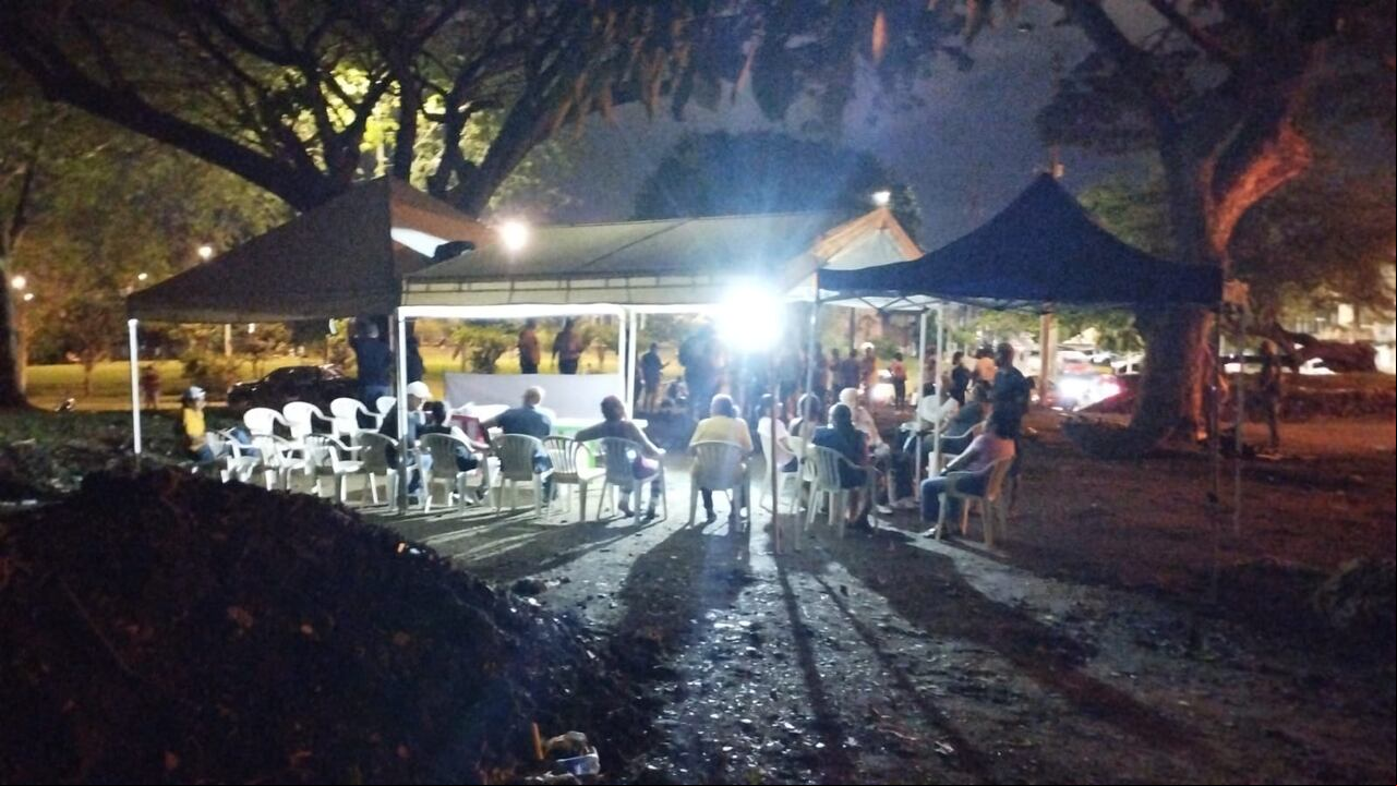 Así se ve el plantón pasadas las 7 de la noche