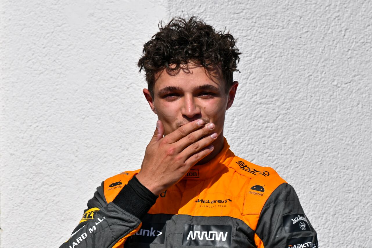 El segundo clasificado, el piloto británico de Fórmula Uno Lando Norris, del equipo McLaren F1 Team, celebra en el podio después de la carrera de autos del Gran Premio de Fórmula Uno de Hungría, en el circuito de Hungaroring en Mogyorod, cerca de Budapest, Hungría, el domingo 23 de julio de 2023. (Foto AP/Denes Erdos)