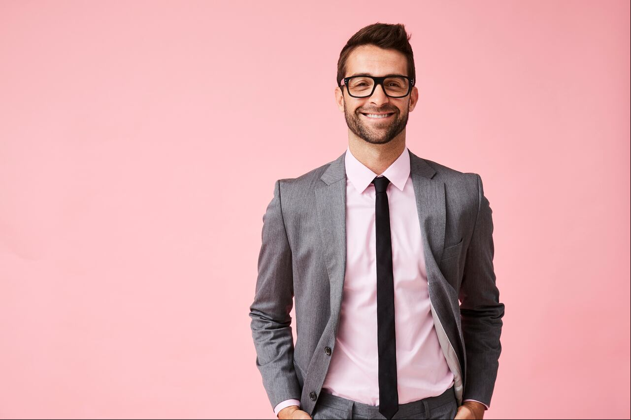 Desde el entorno profesional hasta las salidas informales, la combinación de gris con estos colores ofrece una amplia gama de posibilidades para expresar estilo y personalidad.