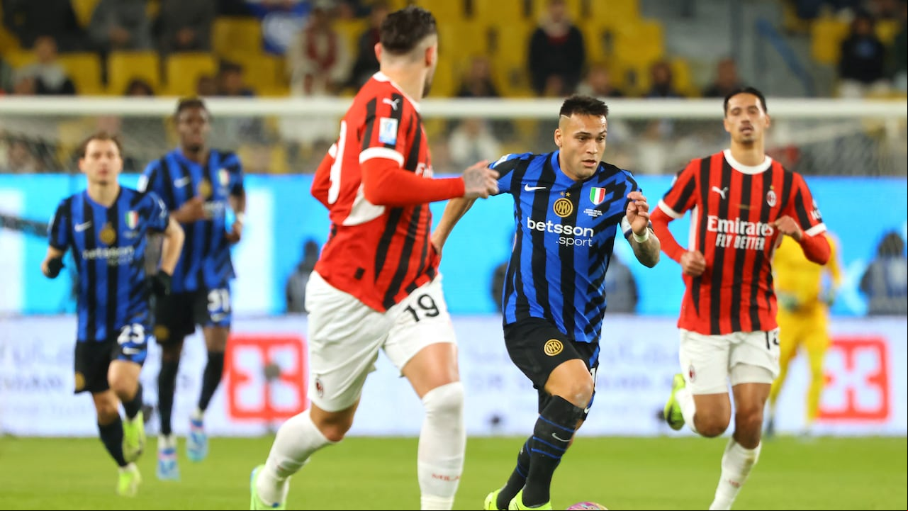 El delantero argentino del Inter de Milán #10 Lautaro Martínez corre con el balón durante el partido de fútbol de la final de la Supercopa de Italia entre el Inter de Milán y el AC Milan en el Al-Awwal Park de Riad el 6 de enero de 2025.