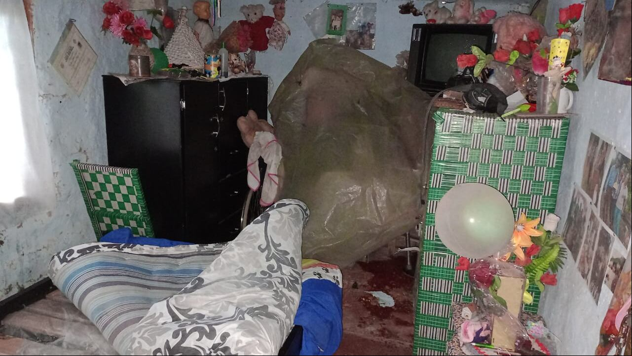 Colchones, armarios y electrodomésticos terminaron averiados luego que el fuerte aguacero destruyera el techo de la vivienda, informó un periodista del municipio de Morales, Cauca.