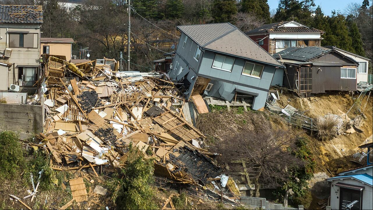 Los rescatistas japoneses lucharon contra reloj y contra poderosas réplicas el 2 de enero para encontrar sobrevivientes de un gran terremoto que se produjo el día de Año Nuevo.