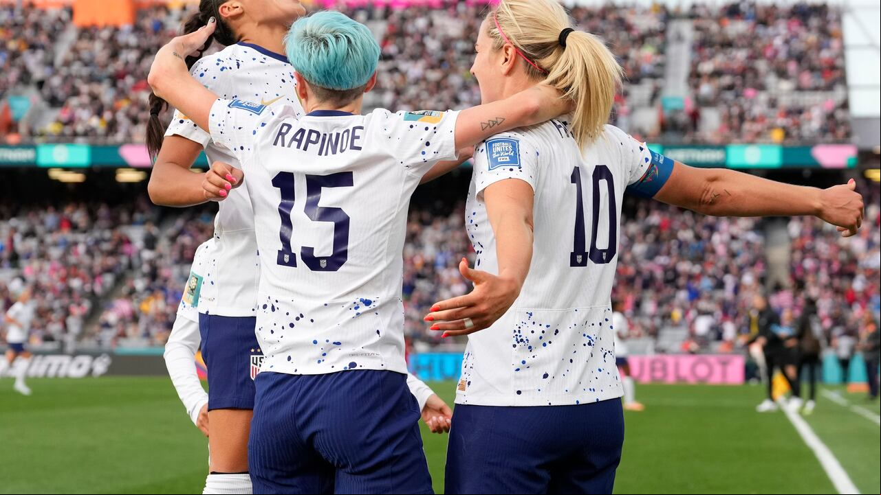 De izquierda a derecha, Sophia Smith, Megan Rapinoe y Lindsey Horan festejan un gol de esta última por Estados Unidos ante Vietnam en el Mundial, el sábado 22 de julio de 2023, en Auckland, Nueva Zelanda (AP Foto/Abbie Parr)