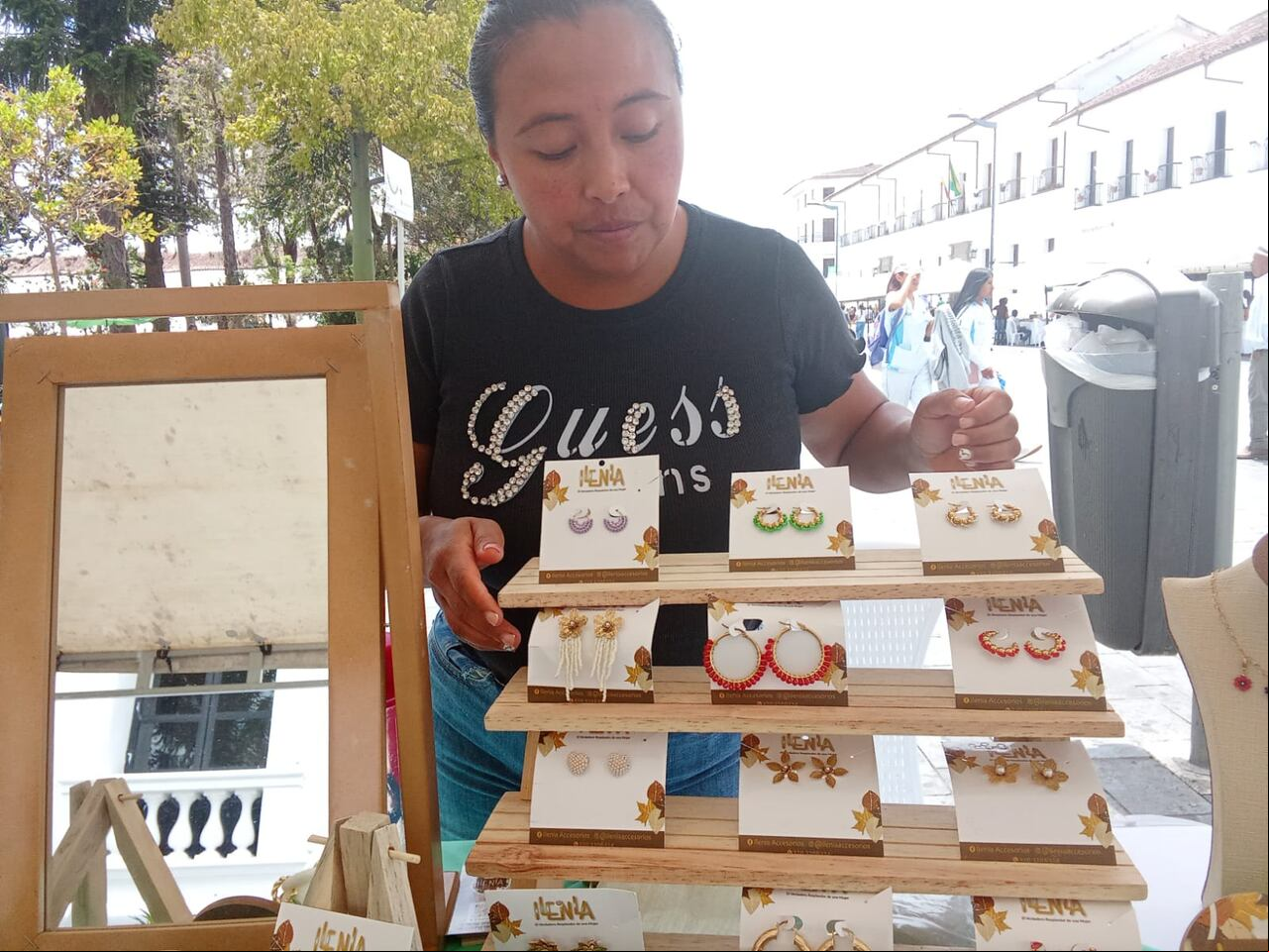 Muestra de bisutería en la feria Talento Patojo, la cual se adelanta en el Parque Caldas de Popayán.
