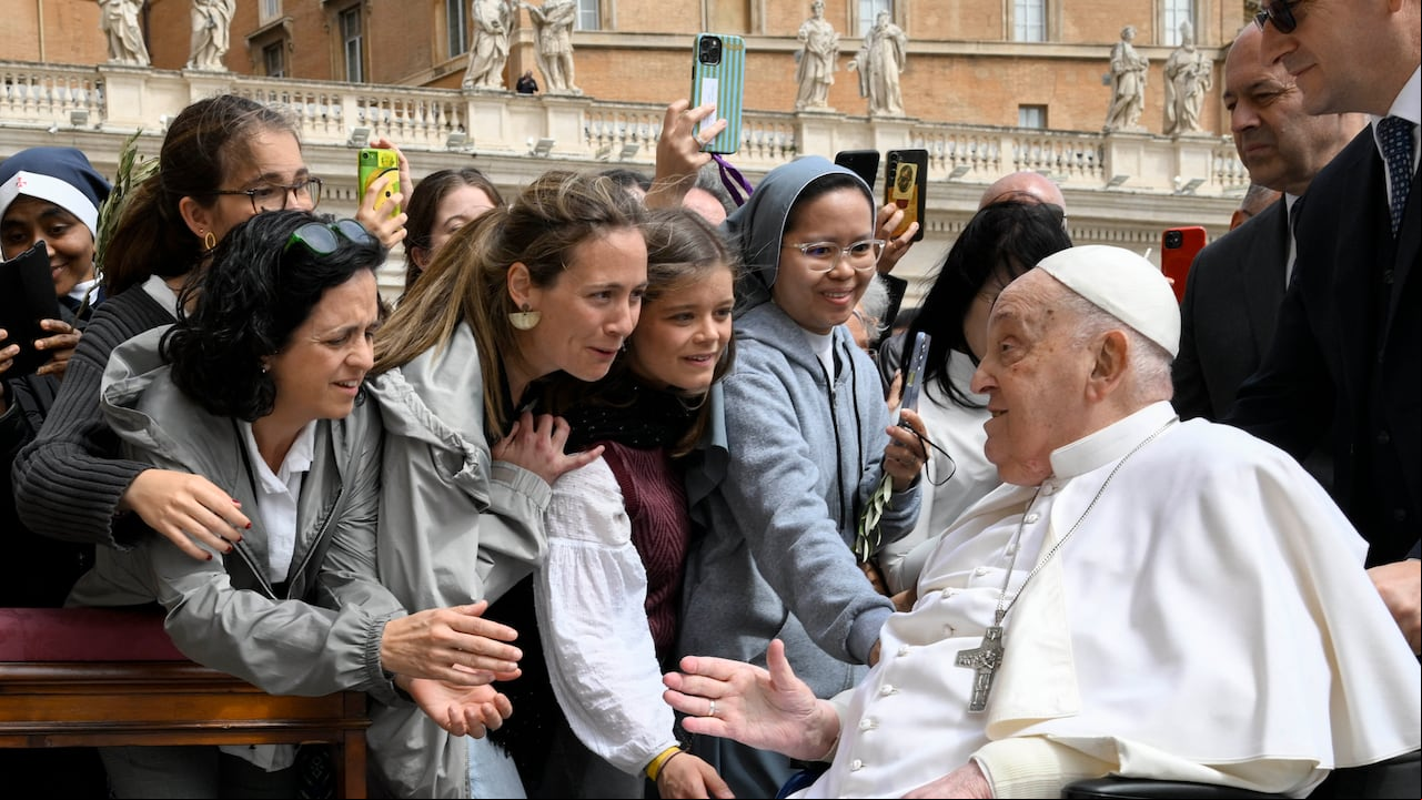 El papa saludó a los fieles y repartió dulces a los niños en su reciente aparición pública.